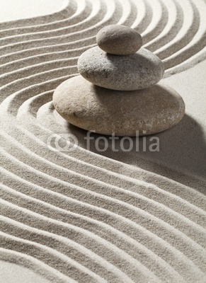 onde zen sur sable et trois galets