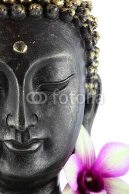 Bouddha sur fond blanc et fleur d'orchidée