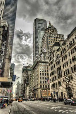 New York - Manhattan - La quinta strada con cielo nuvoloso